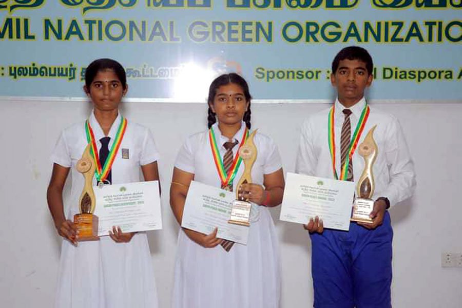 தங்கம், வெண்கலப் பதக்கத்தை பெற்ற மகாஜனக்கல்லூரி மாணவர்கள்