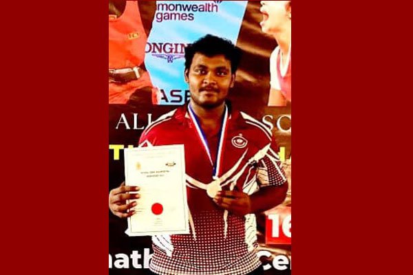 தேசிய ரீதியில் நடைபெற்ற போட்டியில் ஜெனுசின் வெண்கல பதக்கம் பெற்றுள்ளார்.