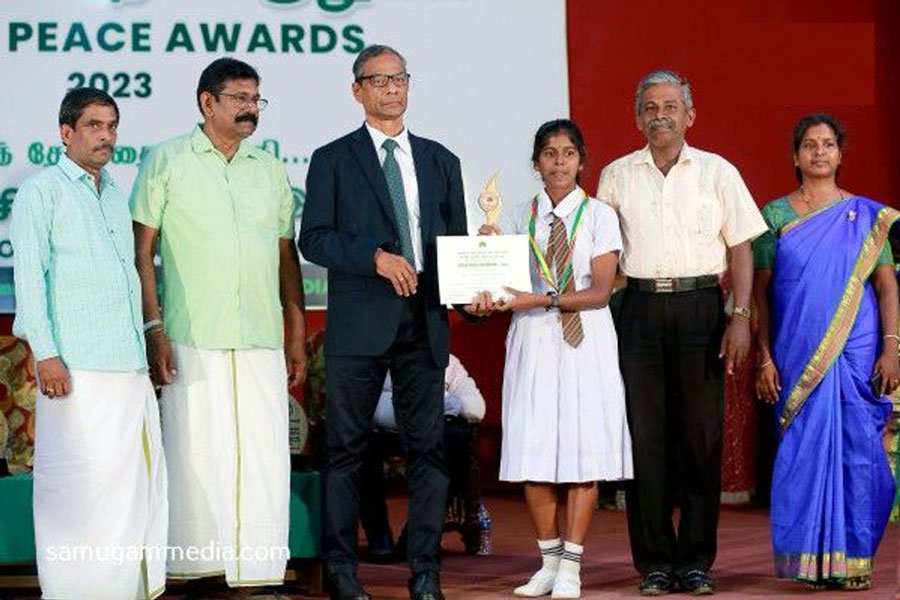 மகாஜனாக் கல்லூரியைச் சேர்ந்த கனிமொழி கணேசானந்தன் தங்கப் பதக்கம் பெற்றார்