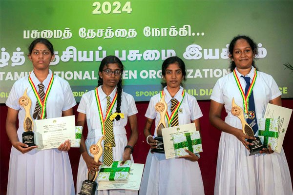 பசுமை அமைதி விருதுகளை மகாஜனா மாணவிகள் இருவர் பெற்றனர்