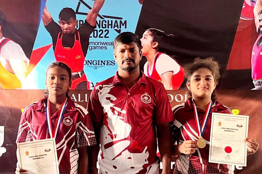 பளு தூக்கல் போட்டியில் வெற்றிபெற்ற மகாஜன மாணவிகள்